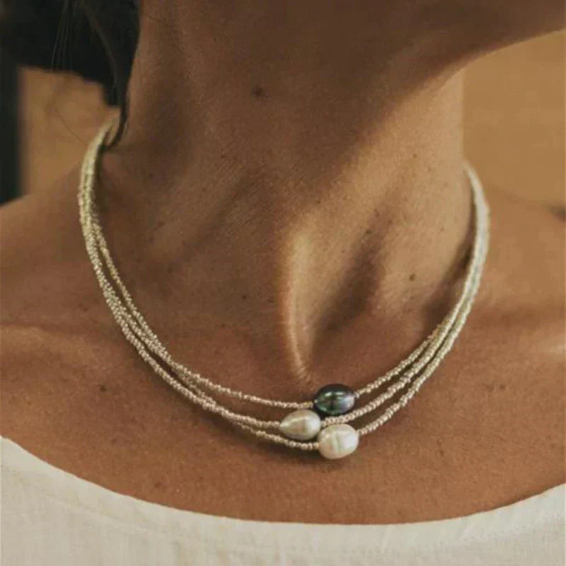 Necklace with natural pearls