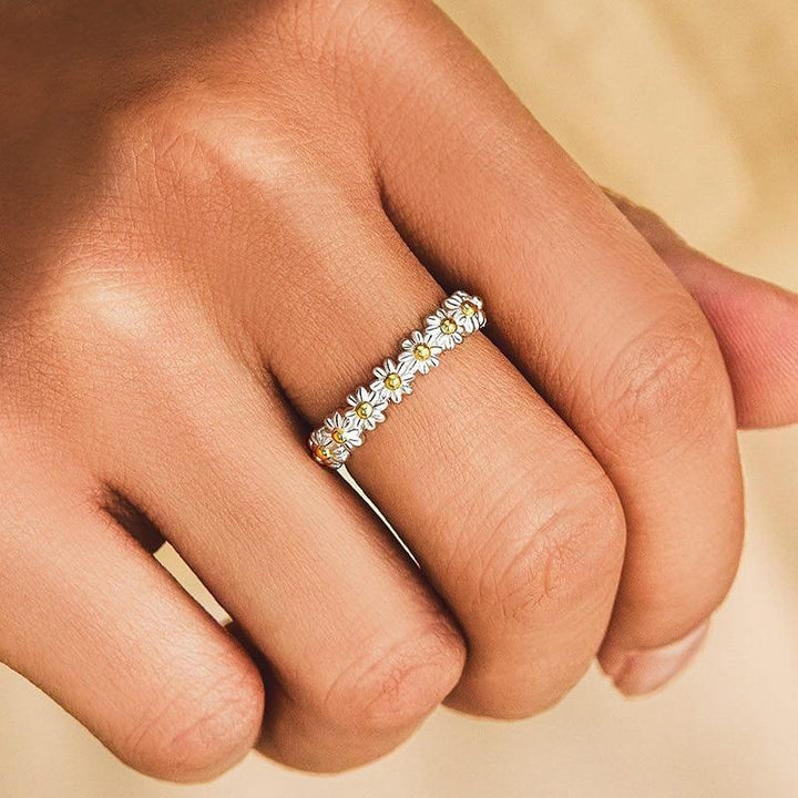 Adjustable Daisy Ring made of Silver with Hand-Painted Enamel