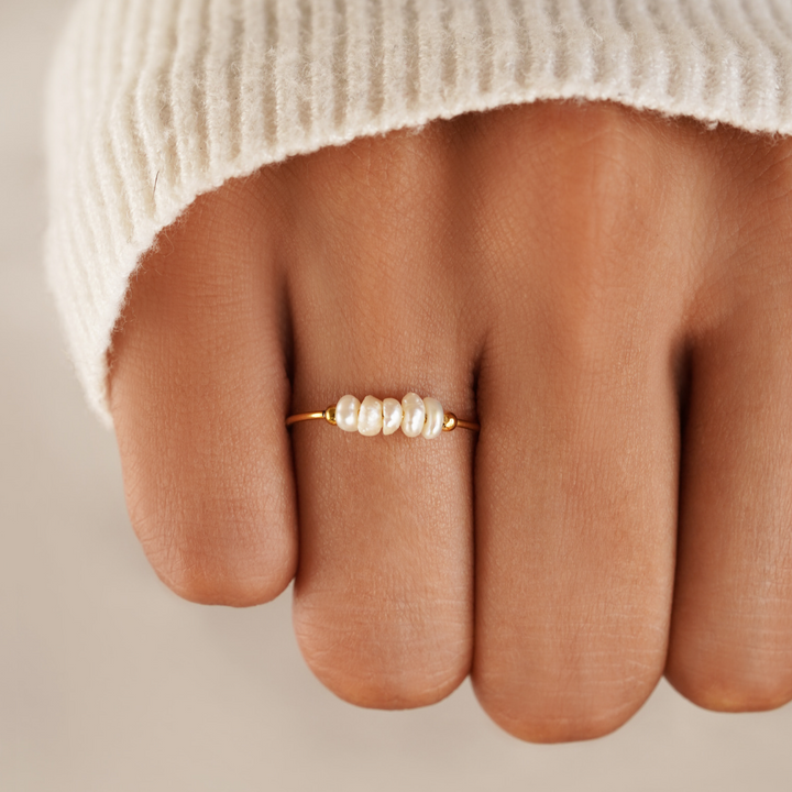Classic ring with freshwater pearl