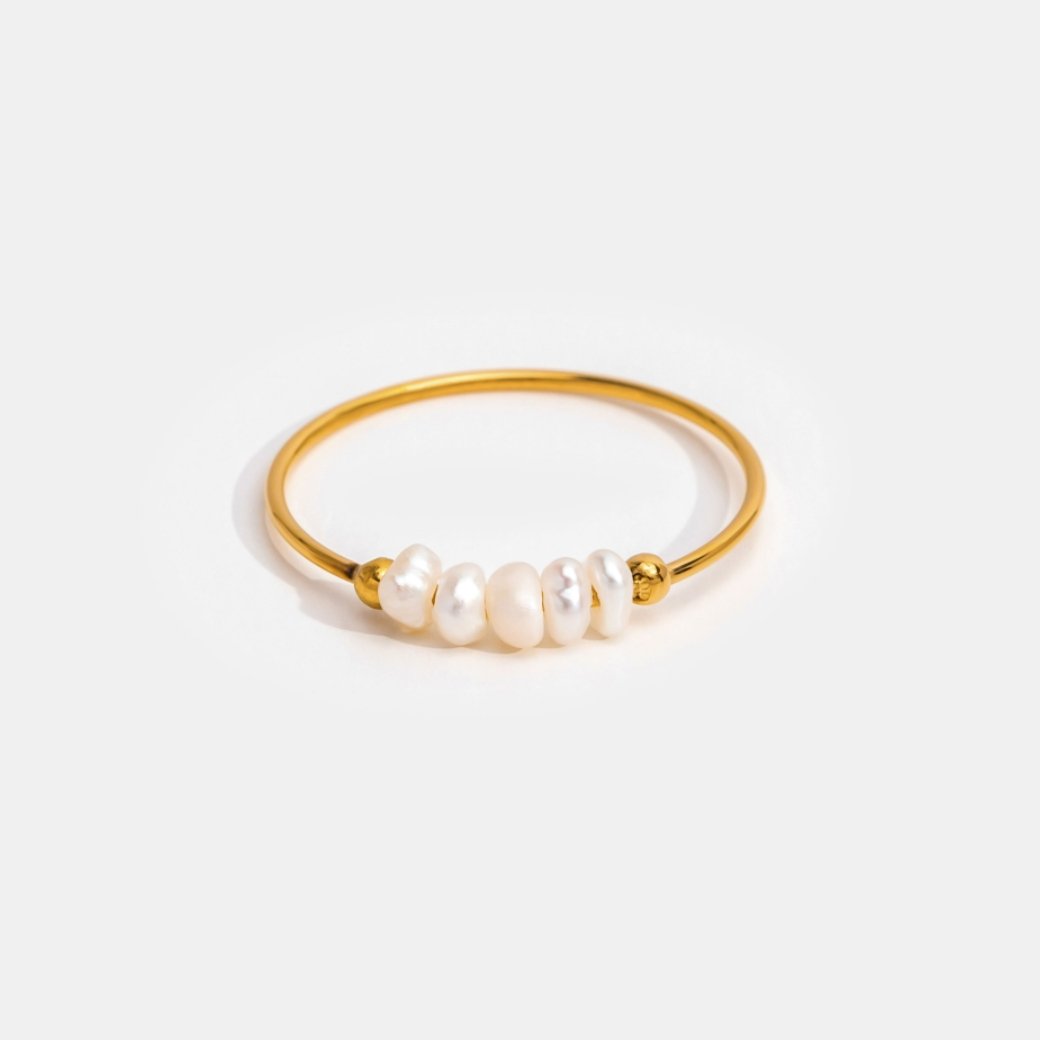 Classic ring with freshwater pearl